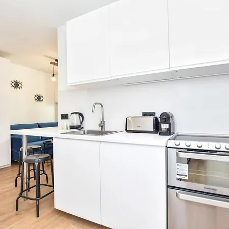 Renovated 2bd In Parc Belleville